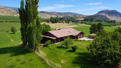 Livingston Lodge • 20-Acre Retreat w/ Hot Tub