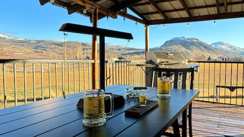 Large Cabin w/ Hot Tub & View – 15 Min to Canada