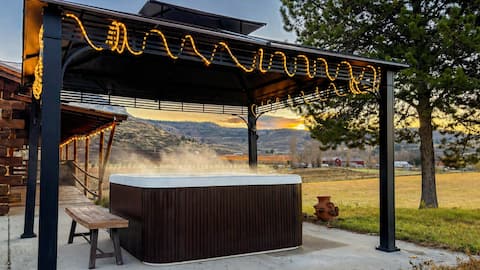 Livingston Lodge • 20-Acre Retreat w/ Hot Tub