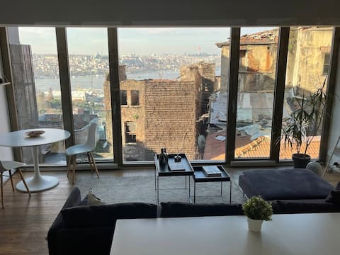 Popular Airbnb listing: Hip Pera / Sishane Studio with Sea View in Beyoğlu