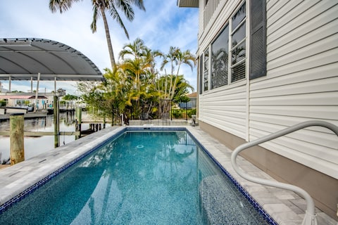 Waterfront 
Pool
Kayak bikes 
fish from dock