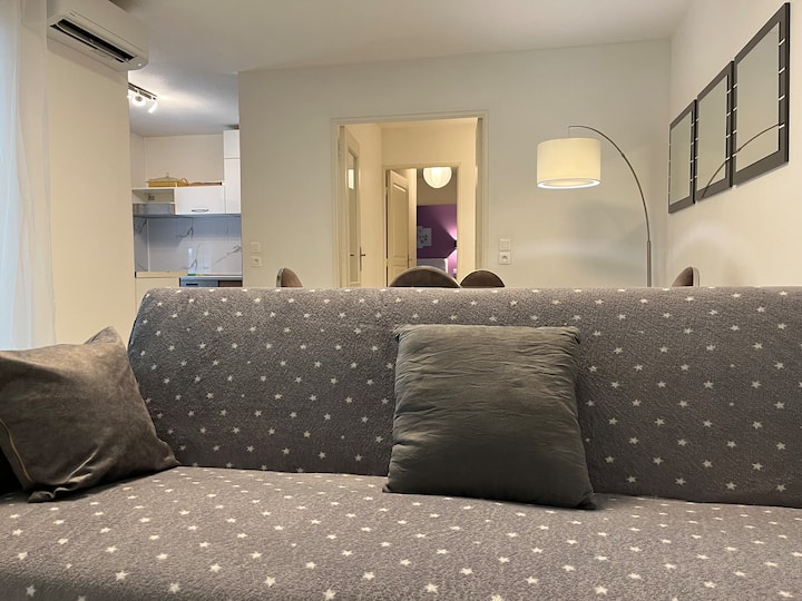 Rymligt vardagsrum och soffa omvandlas till en dubbelsäng 