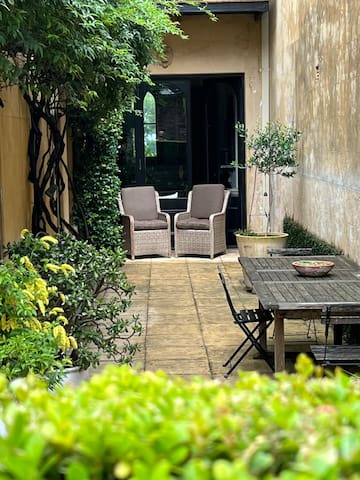 Grand Inner City Home with Secret Garden. Parking