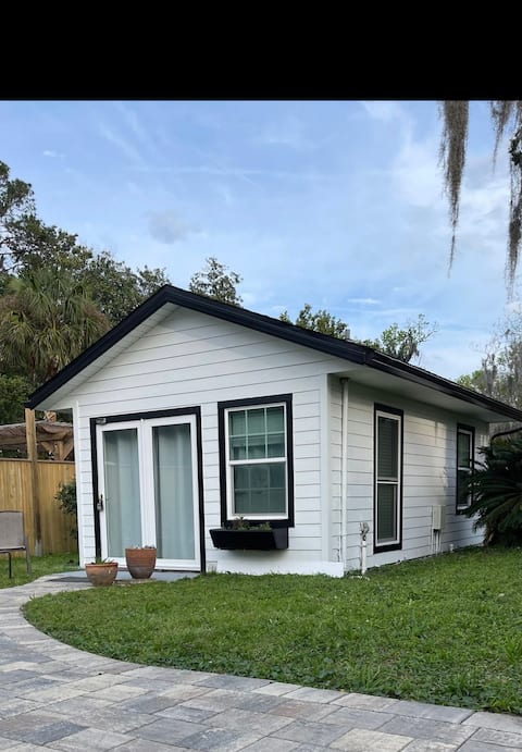 Top performing Airbnb: Avondale/Riverside Cottage in Private Backyard in Avondale