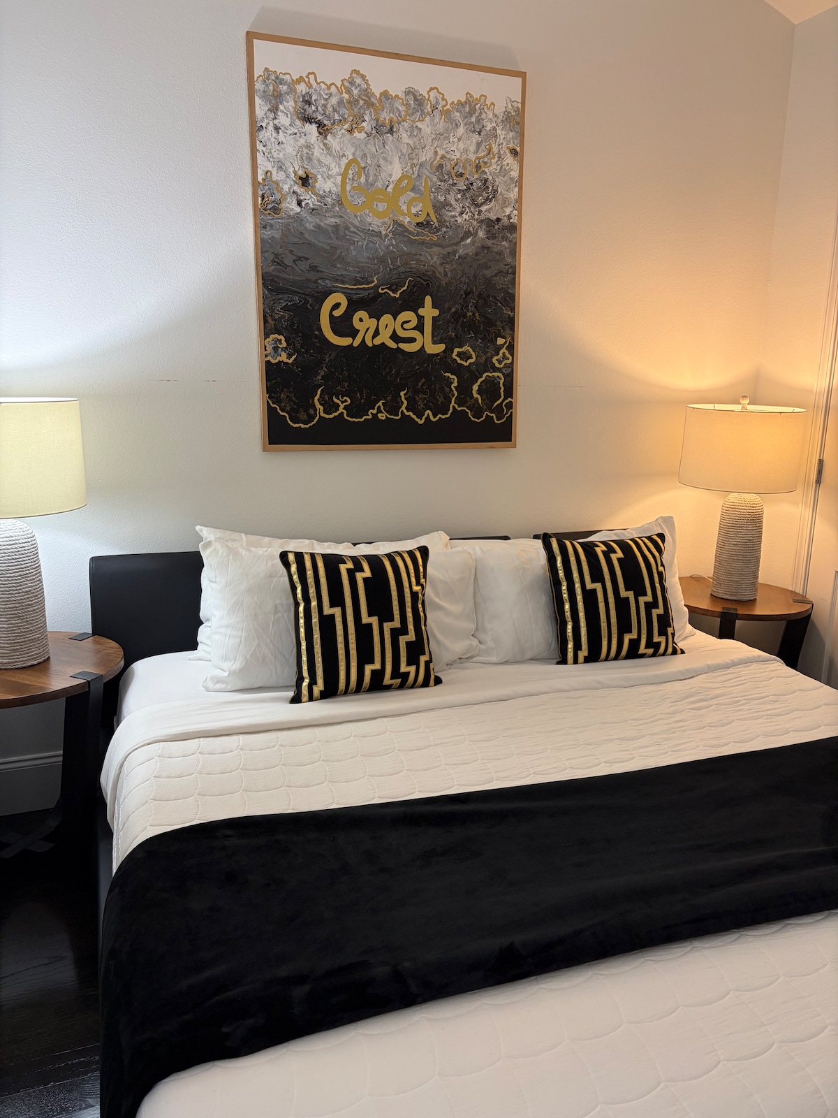 The Elegant, King beds, near Chateau Elan