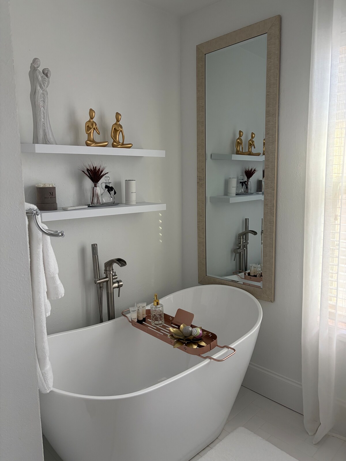 The Elegant, King beds, near Chateau Elan