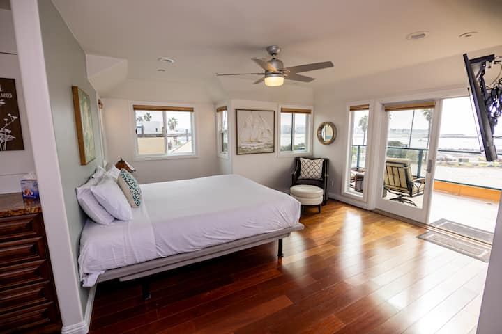 მთავარი საძინებელი, მთლიანი მე‑3 სართული, სააბაზანო და ორი სამუშაო ადგილი