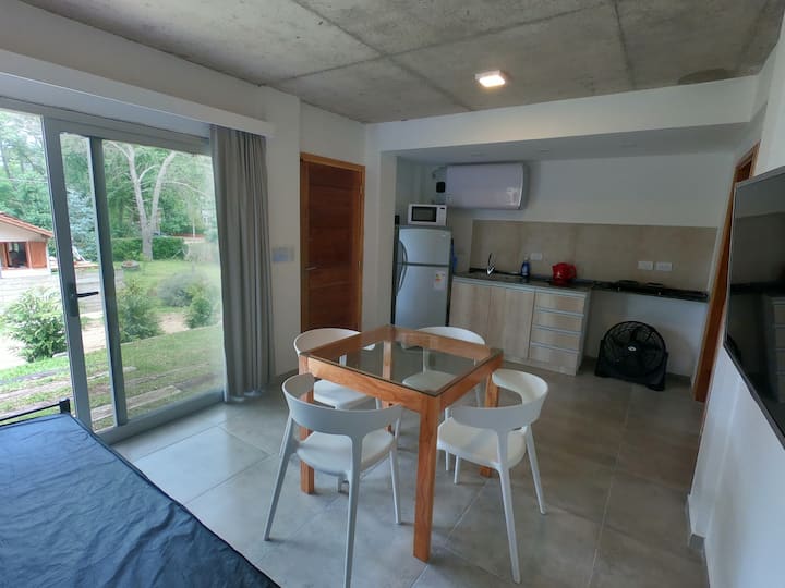 Utgång till trädgården.
Enkel tillgång till poolen
Omgiven av många tallar.
Vardagsrum och matrum.