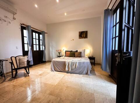 Minimalist Vibe | Suite Near Old Town