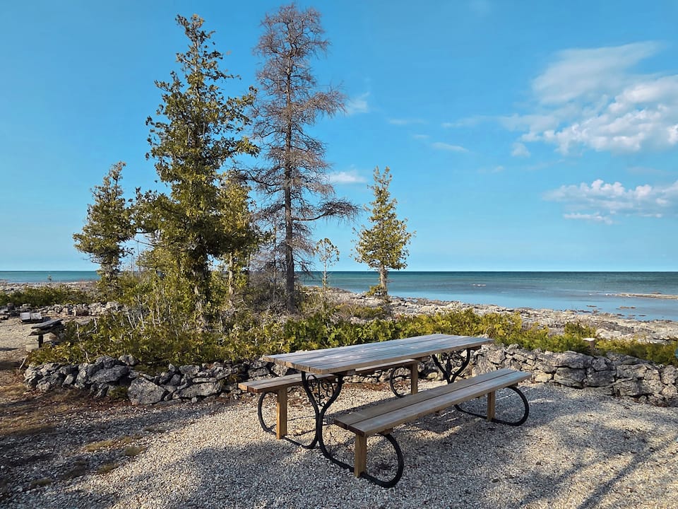 Casolena, a glass-walled lake house, Northern Bruce Peninsula, Ontario, Canada, photo 10 of 10