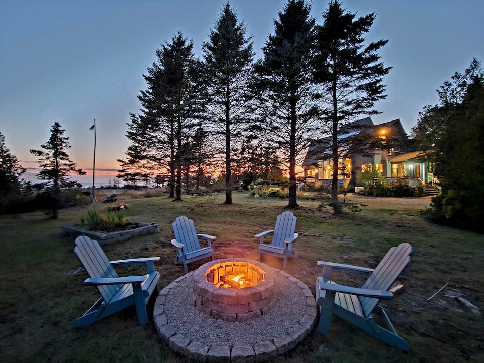 Casolena, a glass-walled lake house, Northern Bruce Peninsula, Ontario, Canada, photo 9 of 10