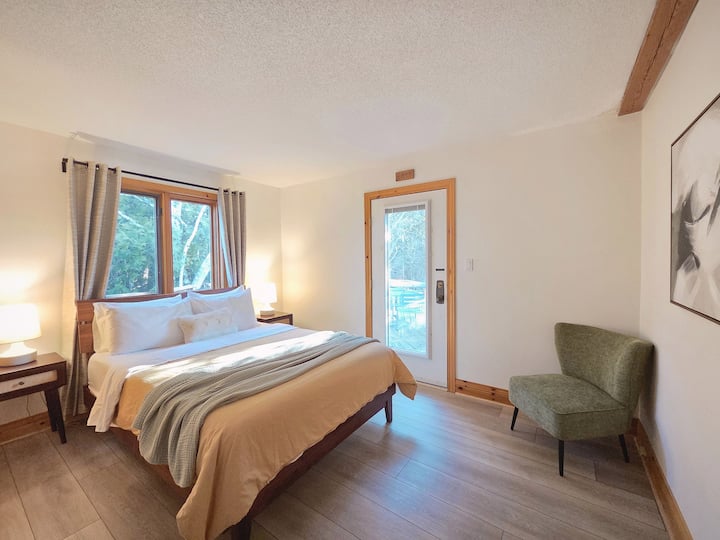 Alba (soft dawn): cozy queen bedroom overlooking green grass and cedar