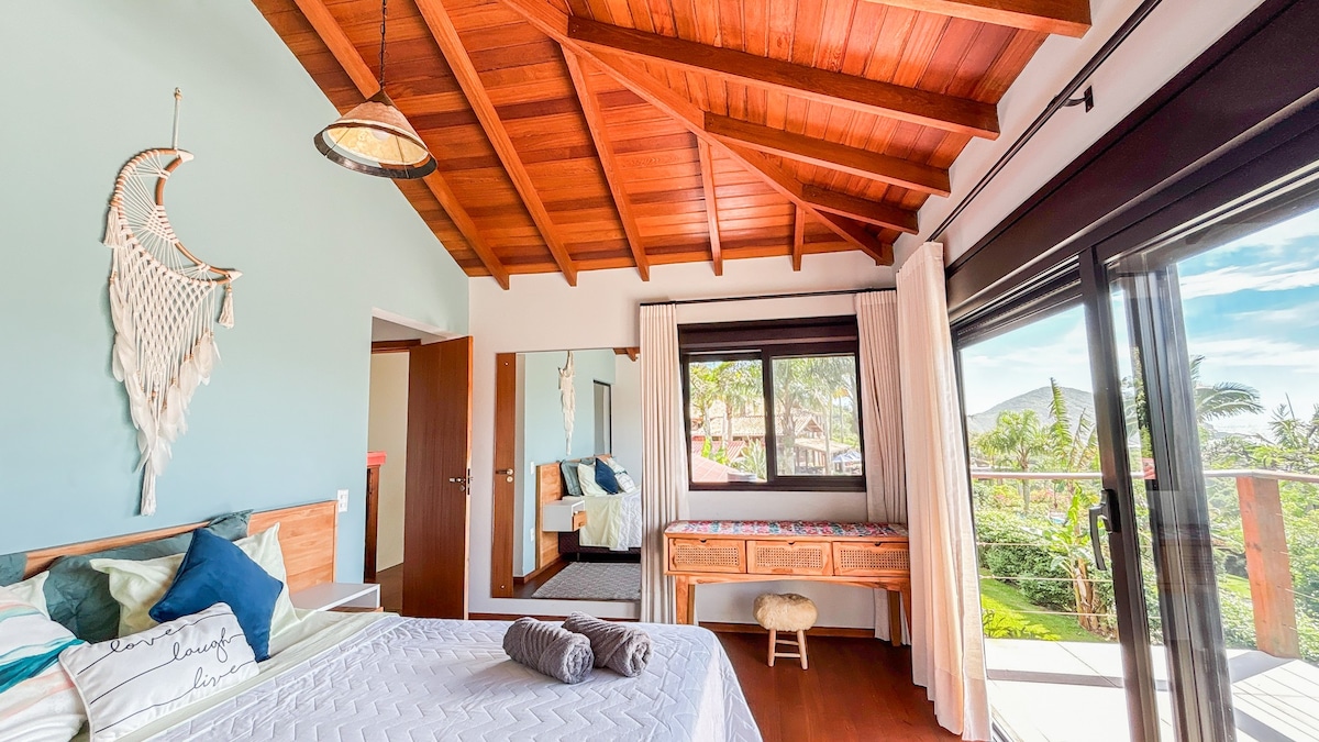 ห้องสวีทหลักพร้อมระเบียงและวิวที่สวยงามเครื่องปรับอากาศตู้เสื้อผ้า