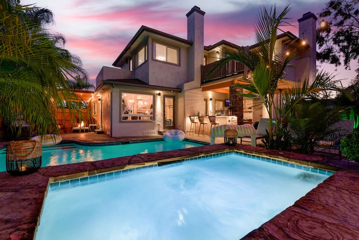 Luxury Oasis! Pool/Jacuzzi & Prime Location!