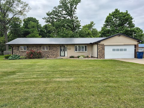 Ranch House- 2 miles from IWU