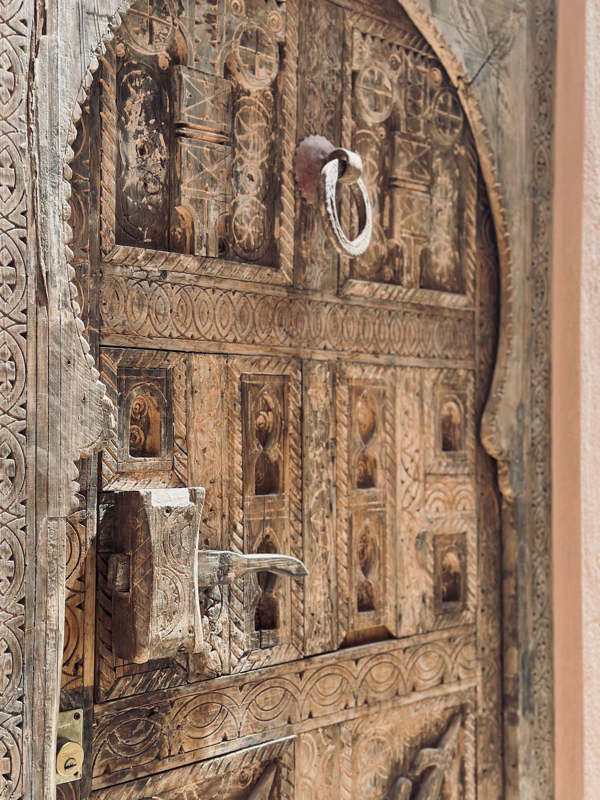 Salle de bain privative du Riad LA MAISON MARRAKECH, design moderne avec douche, finitions de qualité supérieure