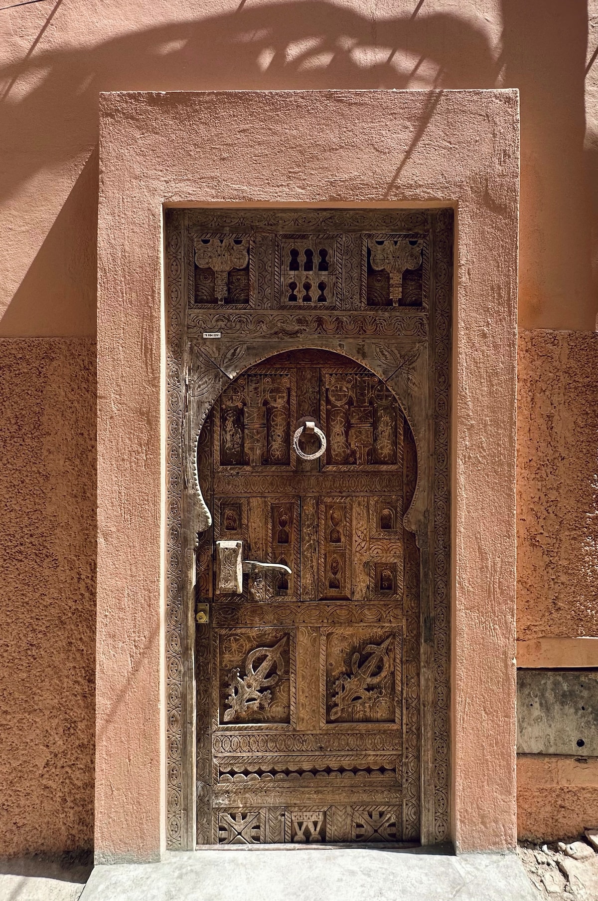 Piscine intérieure ou patio du Riad LA MAISON MARRAKECH, oasis de fraîcheur et de sérénité, design moderne lounge