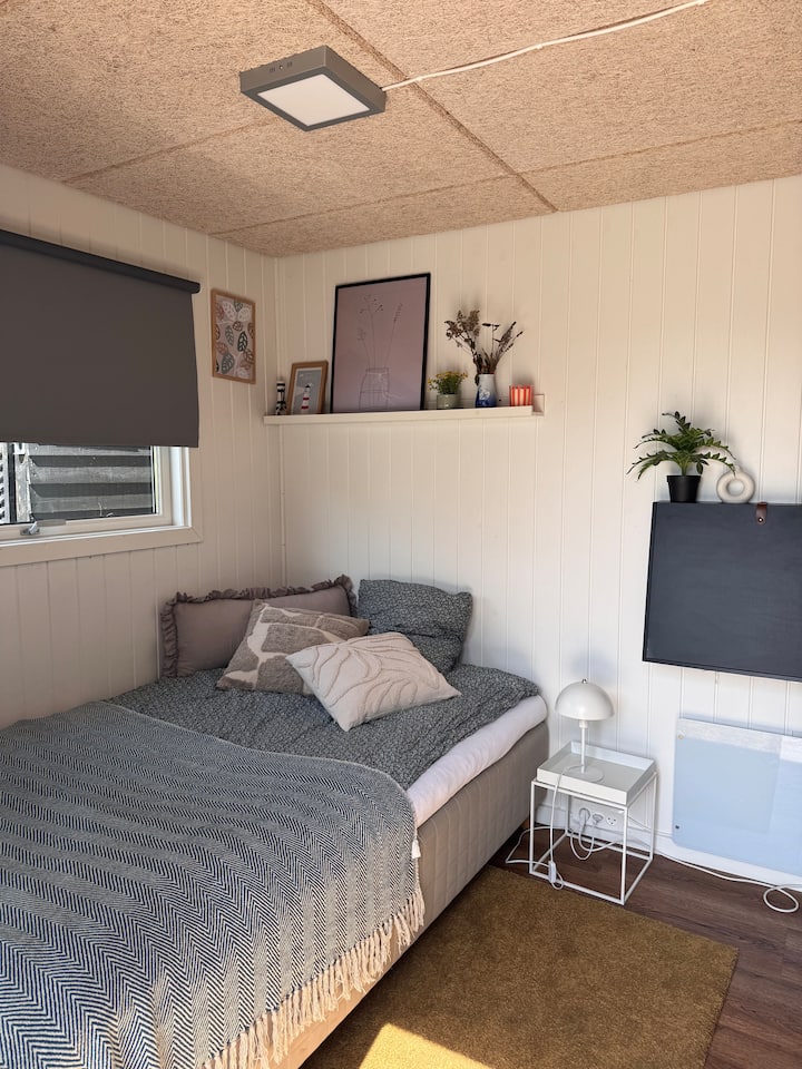 Posteľ je široká 120 cm.