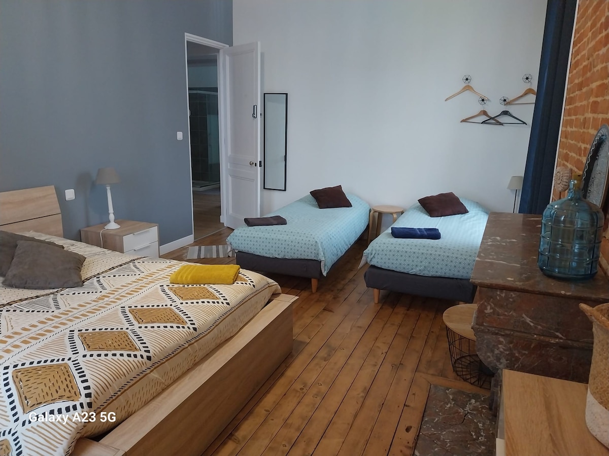 Habitación 2: 
2 camas dobles o 1 cama de matrimonio y 2 camas individuales 