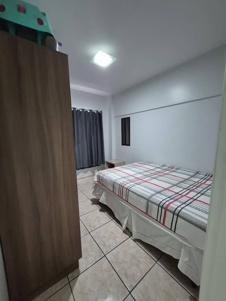 kitanda cha kawaida cha watu wawili. 