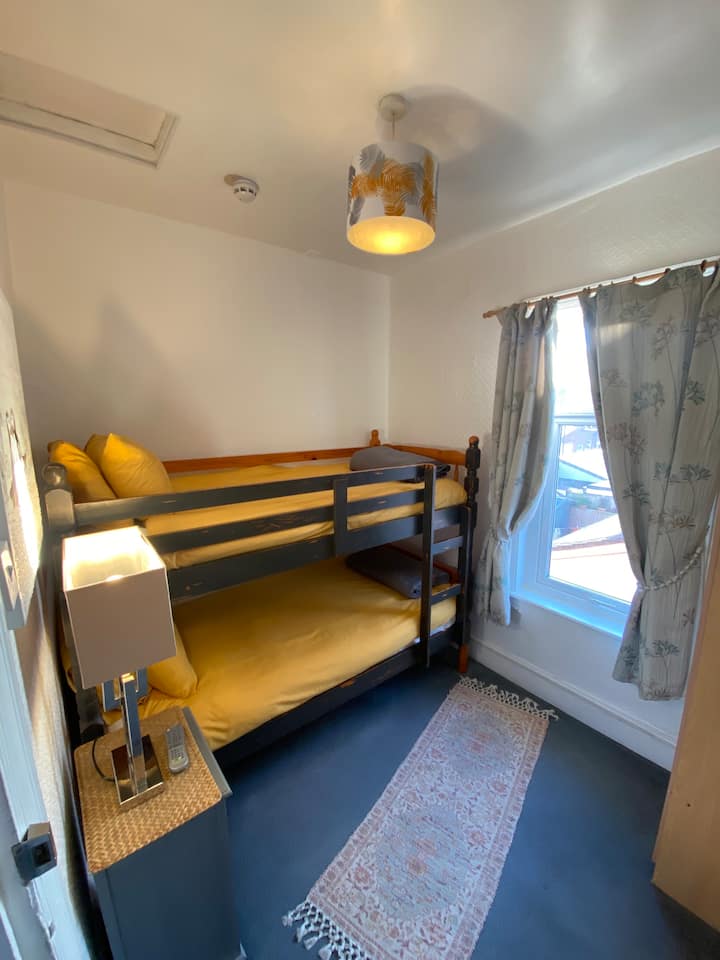 独立家庭套房，配有独立的双层床房，配备电视和衣柜。 