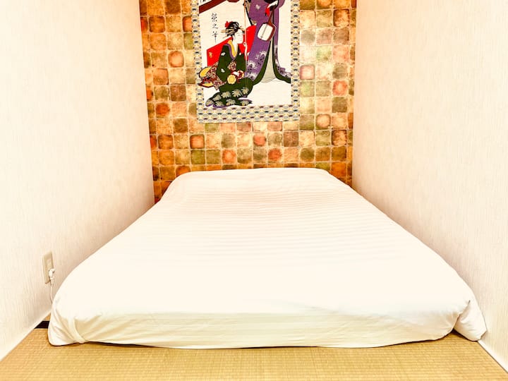 1 სართულიანი იაპონური პატარა საძინებელი, რომელშიც შესაძლებელია 2 ადამიანის განთავსება