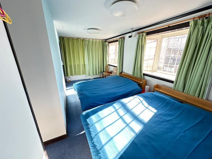 2F ოთახი დიდი მზის სხივებით