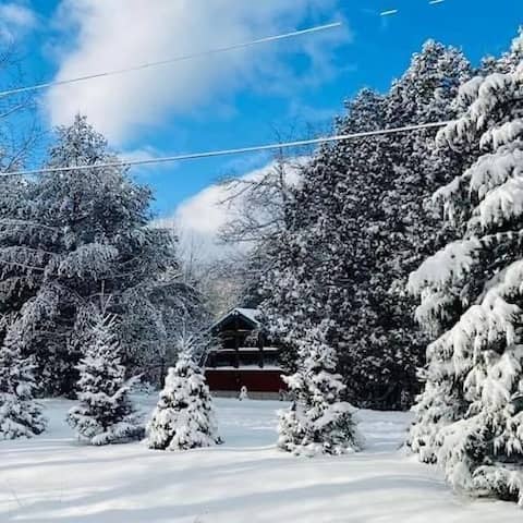 Cozy Chalet*HOT TUB*Pets*<30 min N. Conway&Skiing