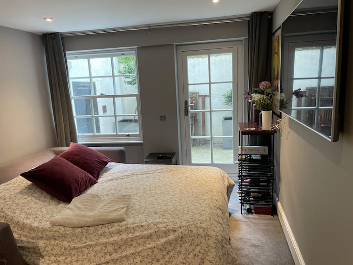 Geräumiges Doppelzimmer mit eigener Terrasse