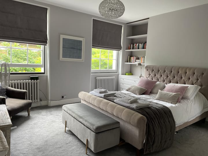 Queensize-Bett im luxuriösen Hauptschlafzimmer mit eigenem Bad