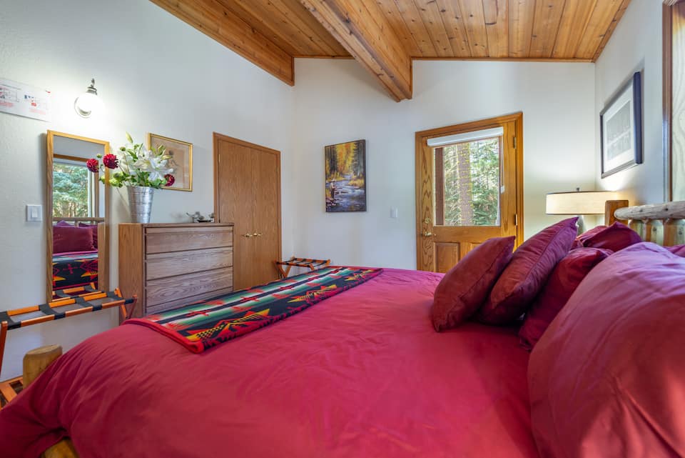 Upper floor king bedroom