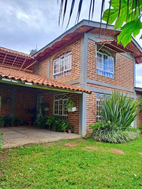 COZY COUNTRY HOUSE ON THE EDGE OF THE SIERRA