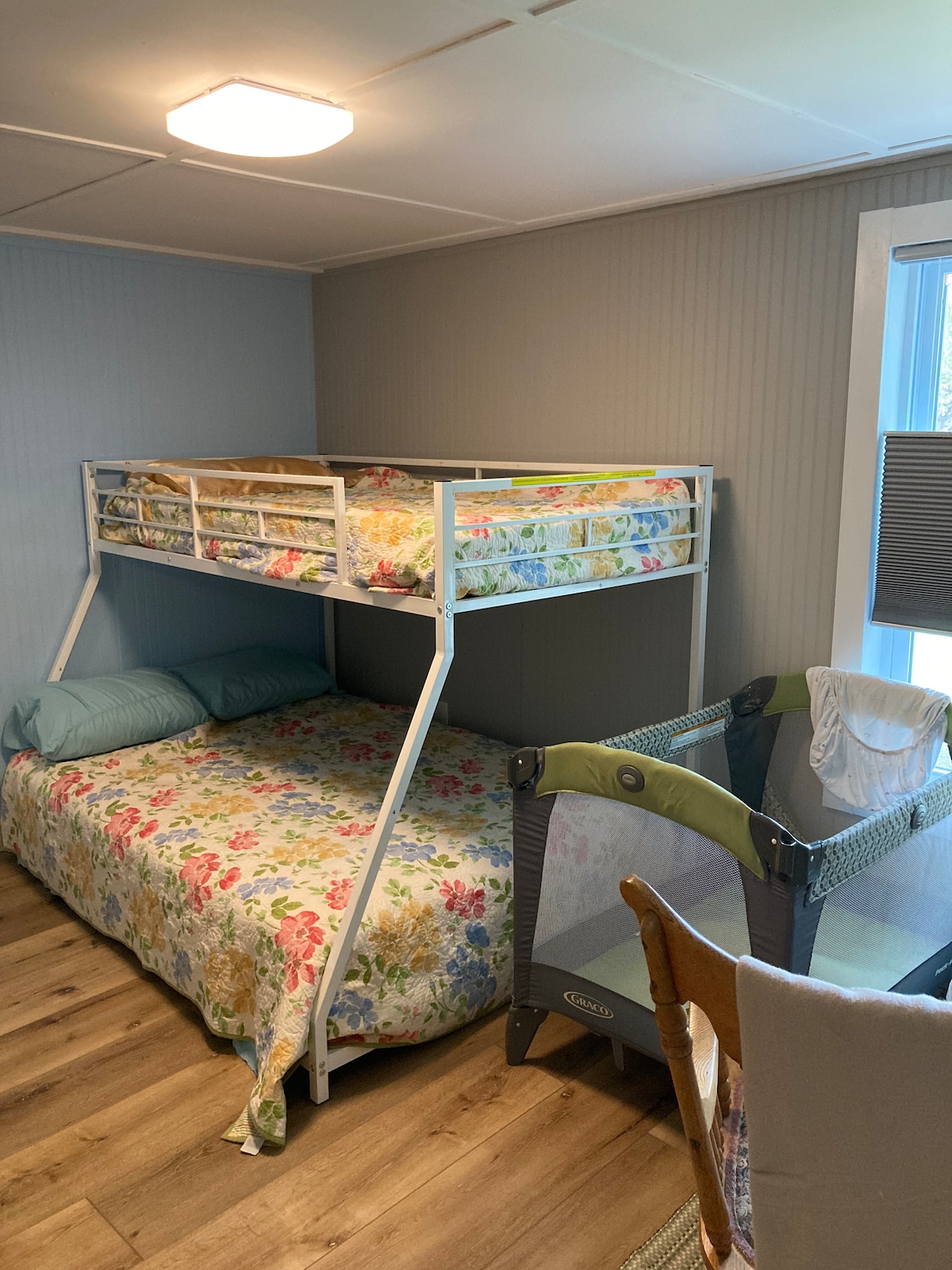 בחדר שינה קטן יותר יש מיטות קומתיים בגודל מלא למטה ותאום למעלה. Pack and Play זמין גם.