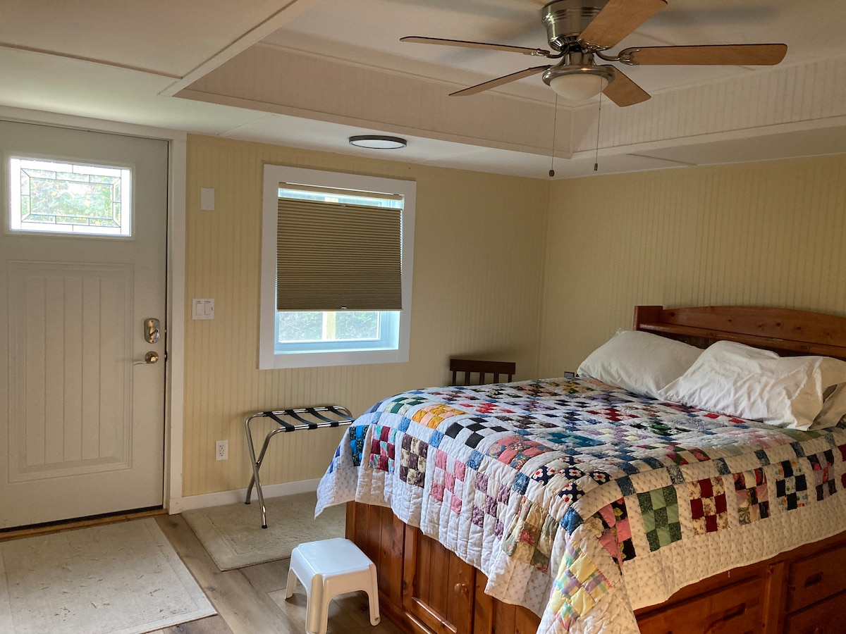 חדר שינה גדול יותר עם גישה למרפסת מקורה קטנה.