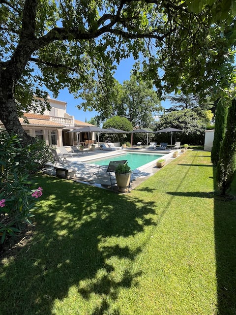 Villa with pool and large garden at the foot of Mont Ventoux