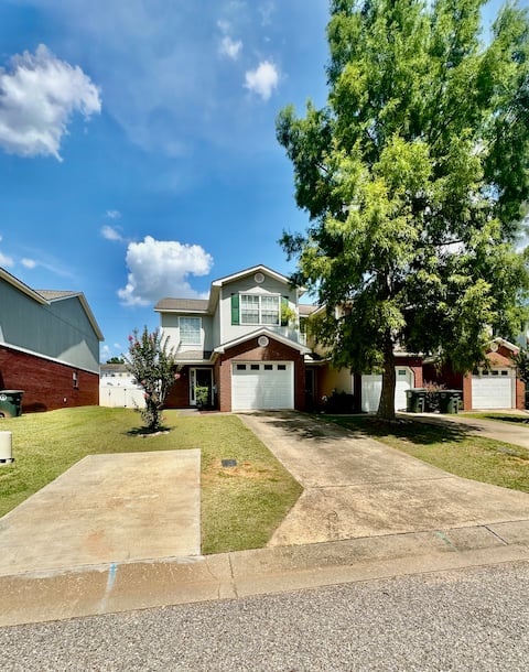 Modern 3BR Townhome Retreat - Close to Ft Rucker