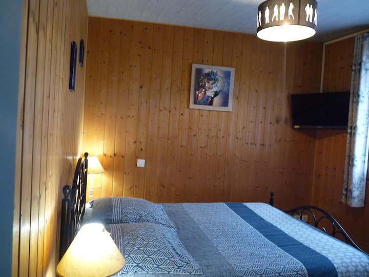 Small room for 2 people with TV.