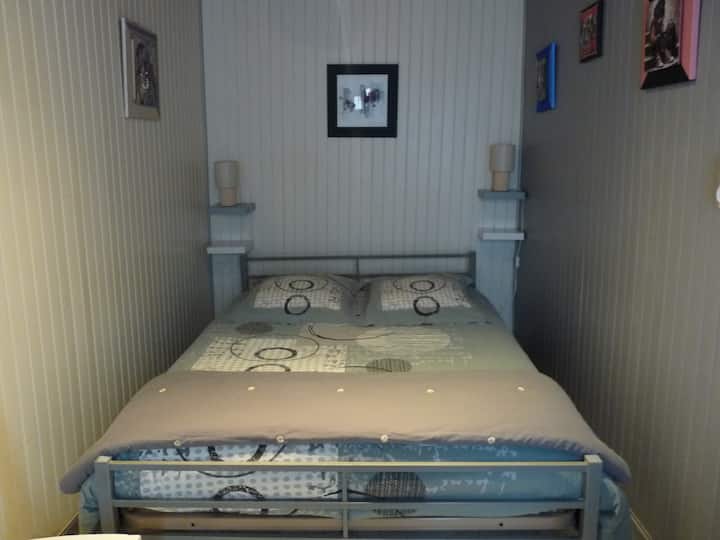 Small room for 2 people (without TV).