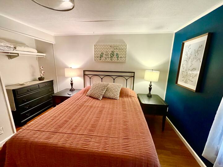 The Milton Manor W/ *HOT TUB * & GAME ROOM!