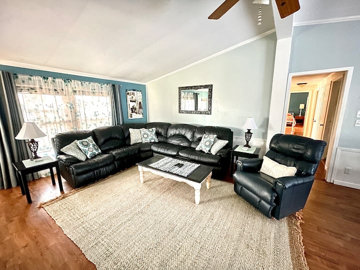 The Milton Manor W/ *HOT TUB * & GAME ROOM!