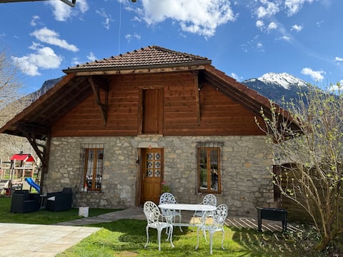 Chalet 10 min from Lake Annecy • Garden • 4 people