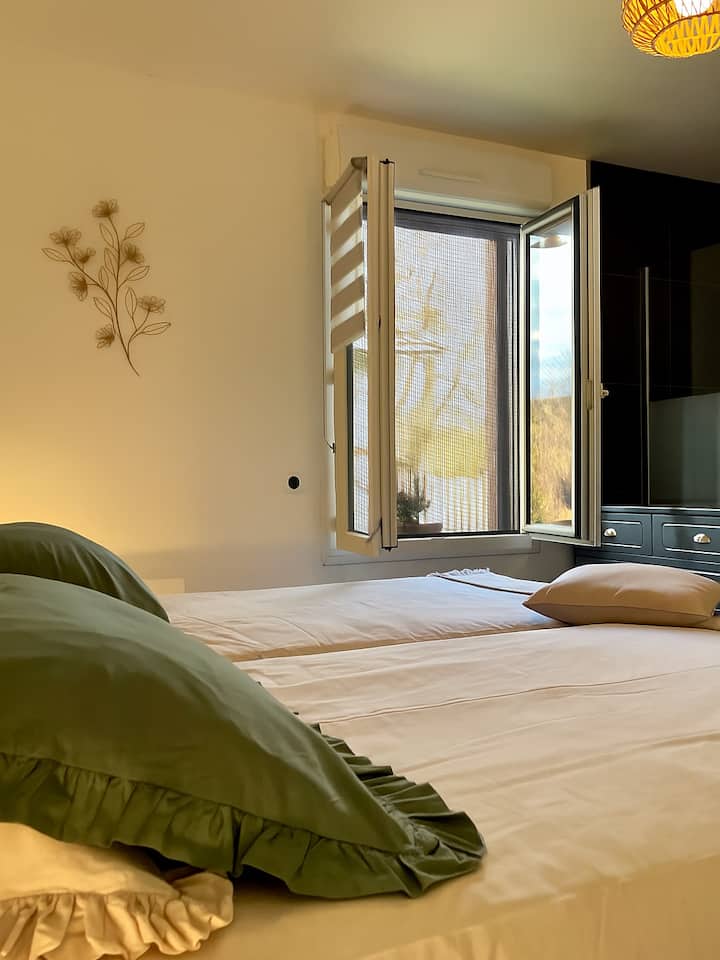 אין כאן מיזוג אוויר, אבל יש רשתות לכל החלונות כדי לישון עם חלונות פתוחים, אין זרימת אוויר, אין יתושים, רק מתיקות הקיץ 