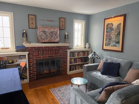 Successful Airbnb property: Fine Art, Garden Views; Walk to Shops/Dining/Metro in Washington Dc Suburbs