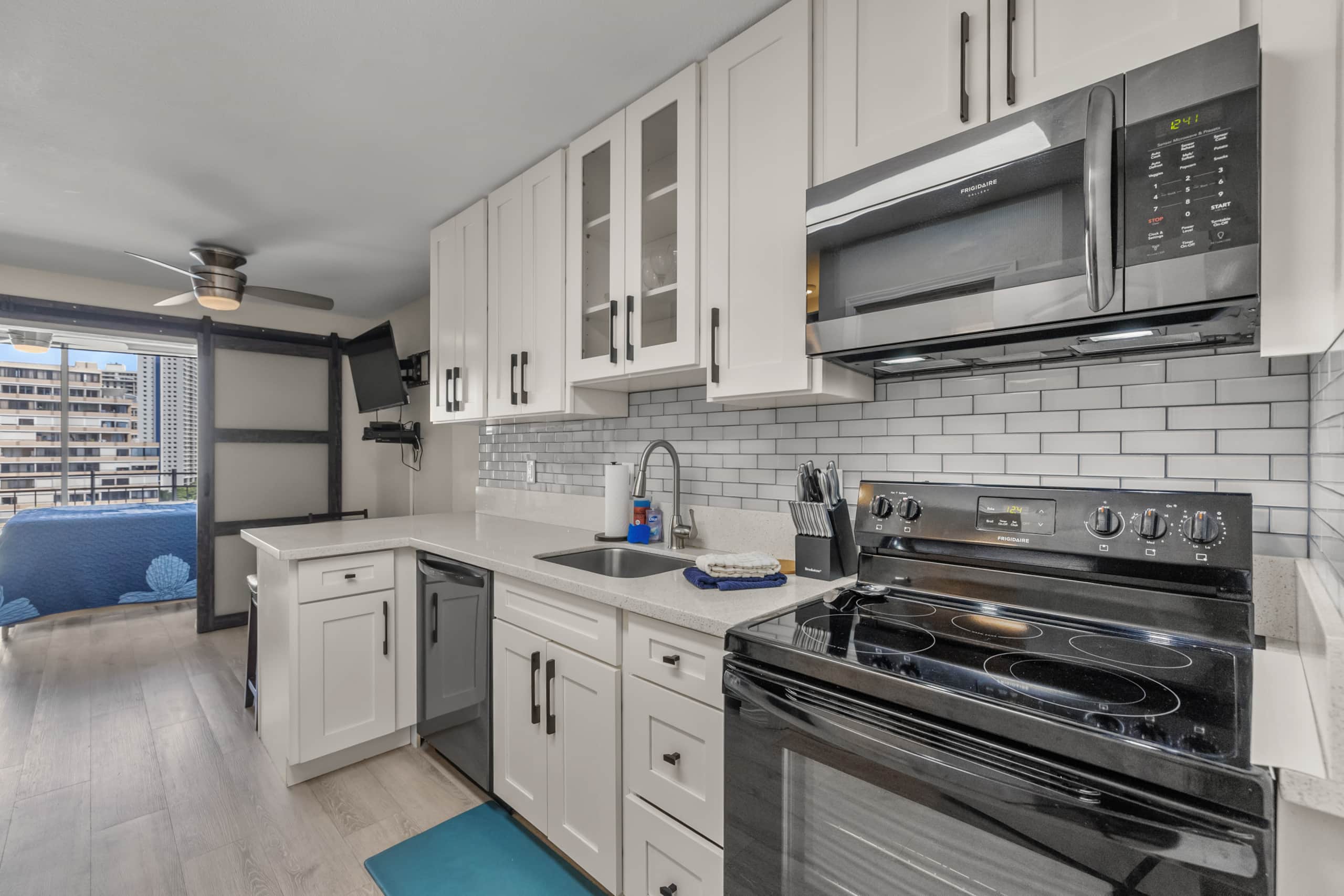 Condo in Honolulu · ★4.68 · 1 bedroom · 2 beds · 1 private bath - Image 5