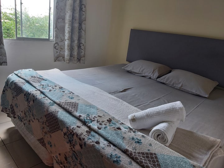 غرفة نوم واسعة مع سرير كبير ومريح للغاية! يمكن استخدامه أيضًا بشكل منفصل 