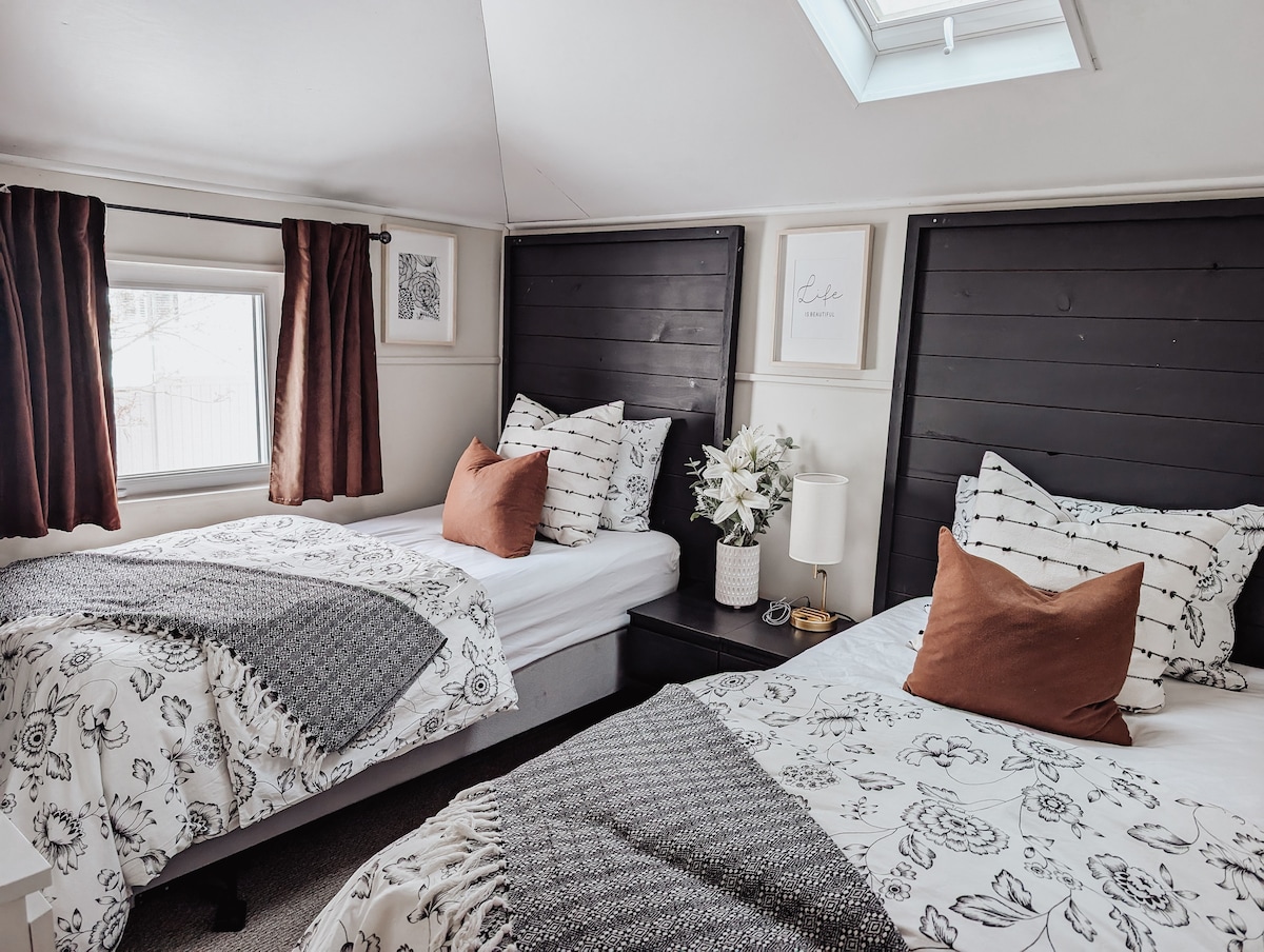 Upozorňujeme, že všetky postele sú vybavené čistou posteľnou bielizňou a obliečkami na vankúše, ale hostia si musia priniesť vlastnú prikrývku. 