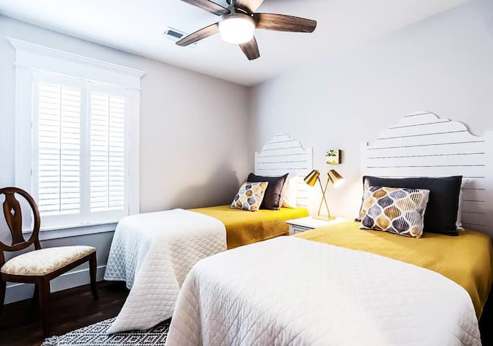 Twin room (two twin beds, walk-in closet)