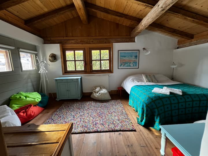 Dormitorio/sala de juegos en la planta baja.  Tiene una cama tamaño super king grande que también se puede componer de dos camas individuales.  Hay una ducha adyacente en la planta baja, lavabo e inodoro separados.