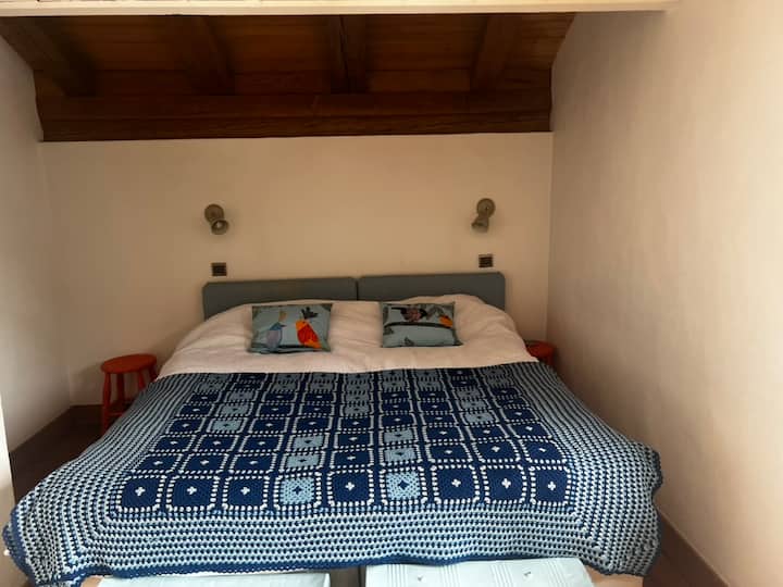 Dormitorio en el primer piso con cama tamaño king que también se puede componer de dos camas individuales.