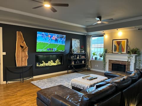Successful Airbnb property: Spacious 4BR Retreat • Fitness • Fun & Golf sim in Lake Highlands